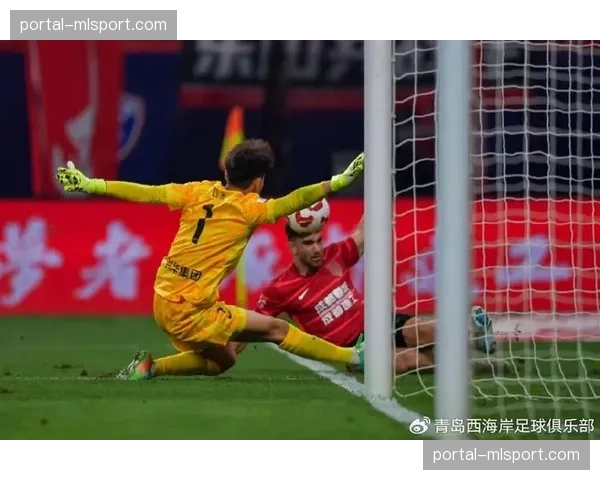 青岛西海岸戴维森定位球绝杀，替补门将刘世博多次关键扑救