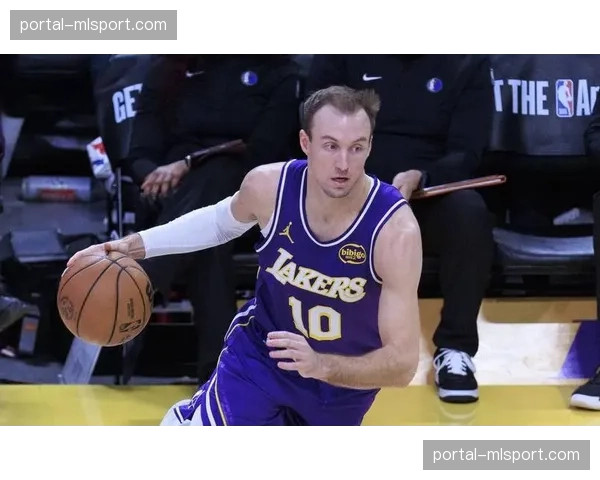 肯纳德战术执行力到位 湖人半场阵地进攻运转更加高效